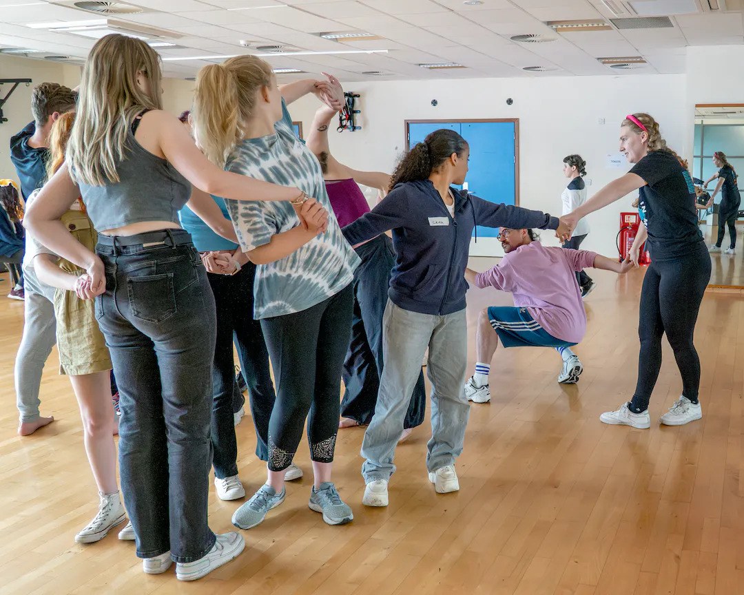 Matteo Marfoglia in rehearsal with a group of young people 