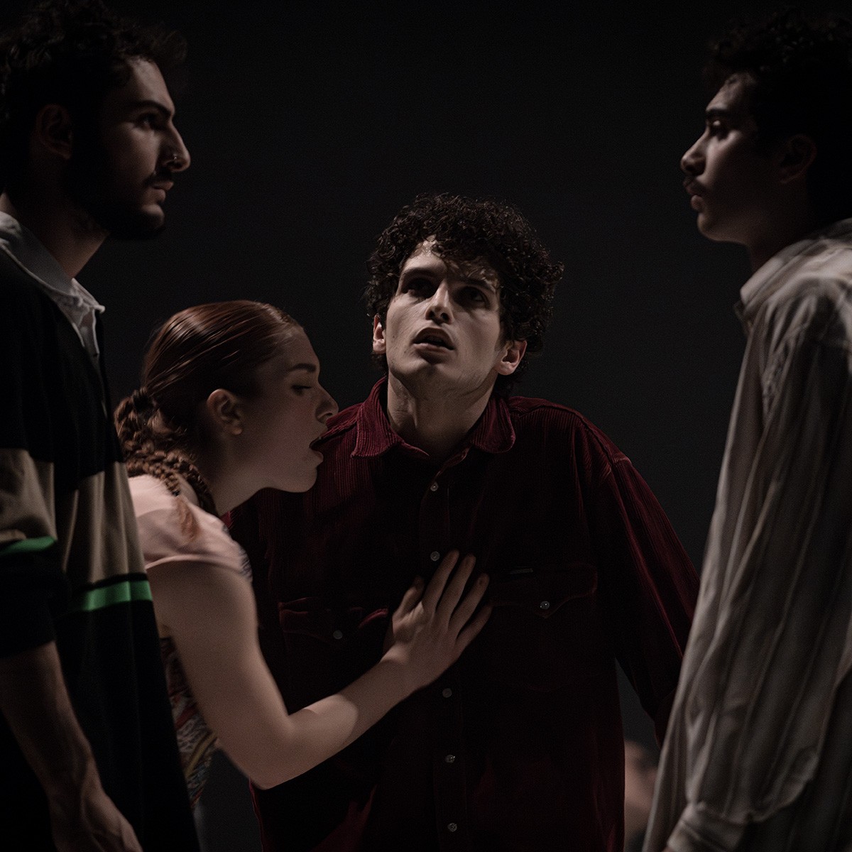 Equilibrio dinamico dancers on stage 